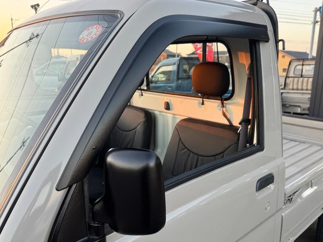 ハイゼットトラック スペシャル　４ＷＤ　エアコン　パワステ　５ＭＴ　ＭＡＣカスタム２トンカラー　１３ＡＷスタットレス　新品ＬＥＤライト　シートカバー　オリジナルエンブレム　Ｆバンパーチップ塗装　車内オゾン除菌クリーニング（14枚目）