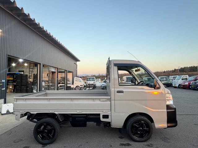 ハイゼットトラック スペシャル　４ＷＤ　エアコン　パワステ　５ＭＴ　ＭＡＣカスタム２トンカラー　１３ＡＷスタットレス　新品ＬＥＤライト　シートカバー　オリジナルエンブレム　Ｆバンパーチップ塗装　車内オゾン除菌クリーニング（28枚目）
