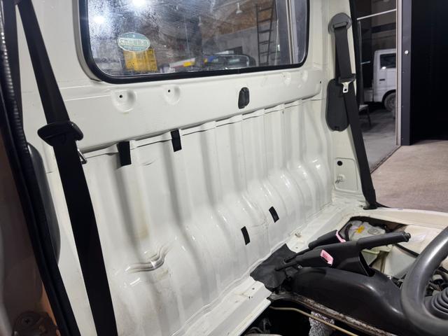ハイゼットトラック スペシャル　４ＷＤ　エアコン　パワステ　５ＭＴ　ＭＡＣカスタム２トンカラー　１３ＡＷスタットレス　新品ＬＥＤライト　シートカバー　オリジナルエンブレム　Ｆバンパーチップ塗装　車内オゾン除菌クリーニング（61枚目）
