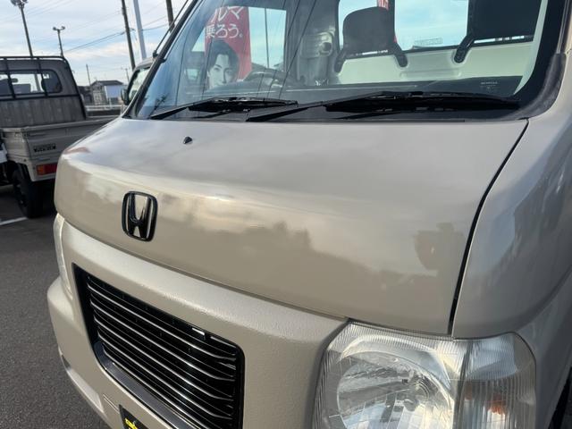 アクティトラック 　４ＷＤ　エアコン　パワステ　５ＭＴ　ＭＡＣカスタム２トンカラー　ホビオスタイル　カスタム１３ＡＷ　新品シートカバー　ＬＥＤライト　Ｆ／バンパーチップ塗装　オリジナルエンブレム　車内抗菌除菌クリーニング（8枚目）