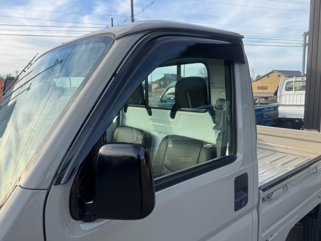 アクティトラック 　４ＷＤ　エアコン　パワステ　５ＭＴ　ＭＡＣカスタム２トンカラー　ホビオスタイル　カスタム１３ＡＷ　新品シートカバー　ＬＥＤライト　Ｆ／バンパーチップ塗装　オリジナルエンブレム　車内抗菌除菌クリーニング（12枚目）