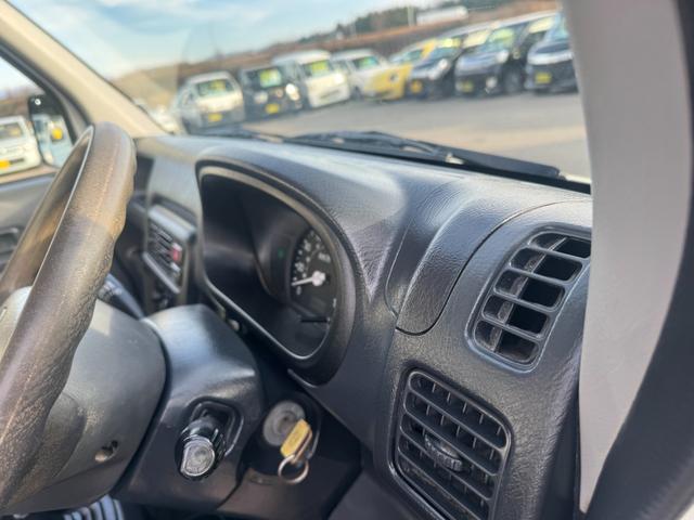 アクティトラック 　４ＷＤ　エアコン　パワステ　５ＭＴ　ＭＡＣカスタム２トンカラー　ホビオスタイル　カスタム１３ＡＷ　新品シートカバー　ＬＥＤライト　Ｆ／バンパーチップ塗装　オリジナルエンブレム　車内抗菌除菌クリーニング（41枚目）