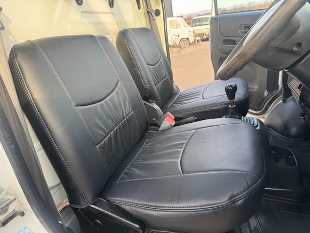 アクティトラック 　４ＷＤ　エアコン　パワステ　５ＭＴ　ＭＡＣカスタム２トンカラー　ホビオスタイル　カスタム１３ＡＷ　新品シートカバー　ＬＥＤライト　Ｆ／バンパーチップ塗装　オリジナルエンブレム　車内抗菌除菌クリーニング（48枚目）