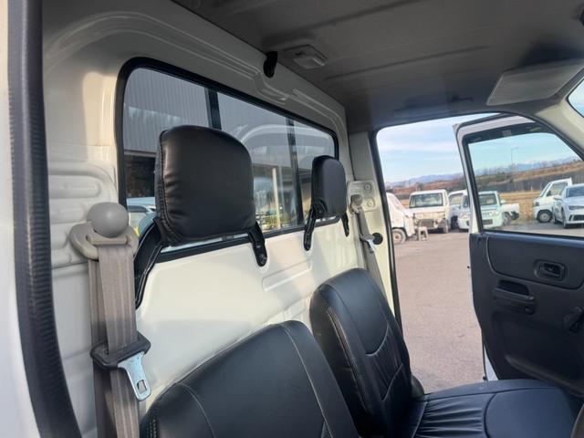 アクティトラック 　４ＷＤ　エアコン　パワステ　５ＭＴ　ＭＡＣカスタム２トンカラー　ホビオスタイル　カスタム１３ＡＷ　新品シートカバー　ＬＥＤライト　Ｆ／バンパーチップ塗装　オリジナルエンブレム　車内抗菌除菌クリーニング（49枚目）