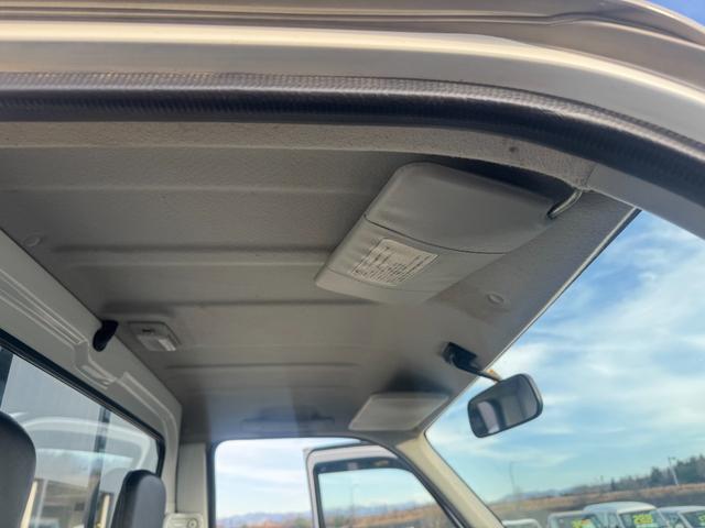 アクティトラック 　４ＷＤ　エアコン　パワステ　５ＭＴ　ＭＡＣカスタム２トンカラー　ホビオスタイル　カスタム１３ＡＷ　新品シートカバー　ＬＥＤライト　Ｆ／バンパーチップ塗装　オリジナルエンブレム　車内抗菌除菌クリーニング（50枚目）