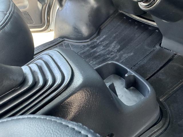 アクティトラック 　４ＷＤ　エアコン　パワステ　５ＭＴ　ＭＡＣカスタム２トンカラー　ホビオスタイル　カスタム１３ＡＷ　新品シートカバー　ＬＥＤライト　Ｆ／バンパーチップ塗装　オリジナルエンブレム　車内抗菌除菌クリーニング（52枚目）