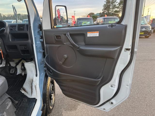 キャリイトラック KC 4WD 5MT エアコン パワステ MACカスタム2トンカラオリジナルエンブレム Fバンパーチップ塗装 カスタム鉄チン2セット夏タイヤスタットレス付き 車内オゾンクリーニング(43枚目)