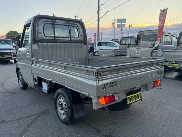 ミニキャブトラック 　４ＷＤ　エアコン　パワステ　５ＭＴ　ＭＡＣカスタム２トンカラー　新品ＬＥＤライト　カスタム鉄チン　カスタムグリル　Ｆバンパーチップ塗装　オリジナルマットカッティング　　車内オゾン除菌クリーニング（16枚目）