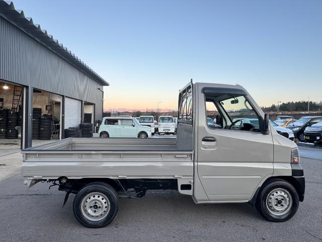 ミニキャブトラック 　４ＷＤ　エアコン　パワステ　５ＭＴ　ＭＡＣカスタム２トンカラー　新品ＬＥＤライト　カスタム鉄チン　カスタムグリル　Ｆバンパーチップ塗装　オリジナルマットカッティング　　車内オゾン除菌クリーニング（25枚目）