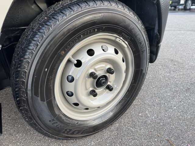 ミニキャブトラック 　４ＷＤ　エアコン　パワステ　５ＭＴ　ＭＡＣカスタム２トンカラー　新品ＬＥＤライト　カスタム鉄チン　カスタムグリル　Ｆバンパーチップ塗装　オリジナルマットカッティング　　車内オゾン除菌クリーニング（30枚目）
