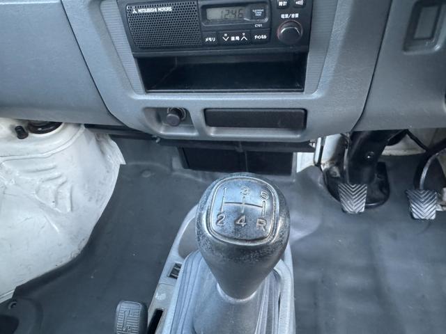 ミニキャブトラック 　４ＷＤ　エアコン　パワステ　５ＭＴ　ＭＡＣカスタム２トンカラー　新品ＬＥＤライト　カスタム鉄チン　カスタムグリル　Ｆバンパーチップ塗装　オリジナルマットカッティング　　車内オゾン除菌クリーニング（45枚目）