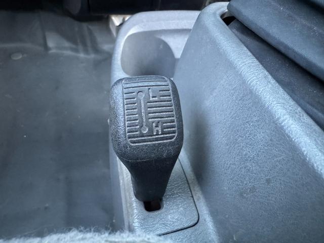 ミニキャブトラック 　４ＷＤ　エアコン　パワステ　５ＭＴ　ＭＡＣカスタム２トンカラー　新品ＬＥＤライト　カスタム鉄チン　カスタムグリル　Ｆバンパーチップ塗装　オリジナルマットカッティング　　車内オゾン除菌クリーニング（47枚目）