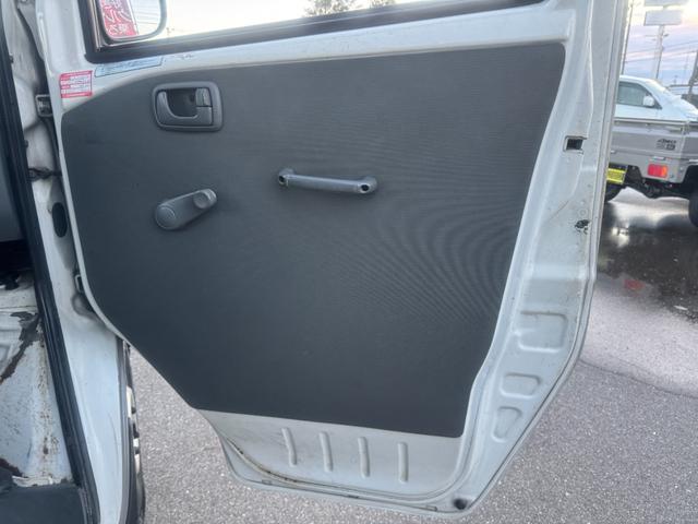 ミニキャブトラック 　４ＷＤ　エアコン　パワステ　５ＭＴ　ＭＡＣカスタム２トンカラー　新品ＬＥＤライト　カスタム鉄チン　カスタムグリル　Ｆバンパーチップ塗装　オリジナルマットカッティング　　車内オゾン除菌クリーニング（51枚目）