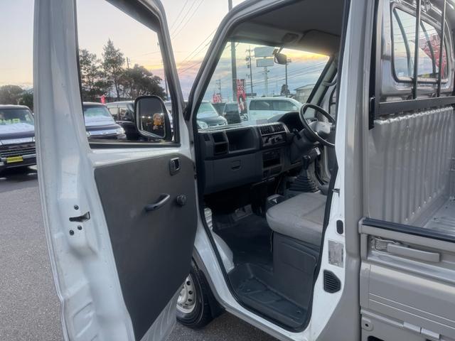 ミニキャブトラック 　４ＷＤ　エアコン　パワステ　５ＭＴ　ＭＡＣカスタム２トンカラー　新品ＬＥＤライト　カスタム鉄チン　カスタムグリル　Ｆバンパーチップ塗装　オリジナルマットカッティング　　車内オゾン除菌クリーニング（53枚目）