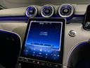 運転中にハンドルから手を離したり前方から目を逸らしたりすることなく、安全に各機能を操作する事ができます。