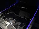 【ワイヤレスチャージング】Qi規格に対応したスマートフォンを置くだけで充電が可能です。充電ケーブルを接続する手間が省けるため、とても便利です。
