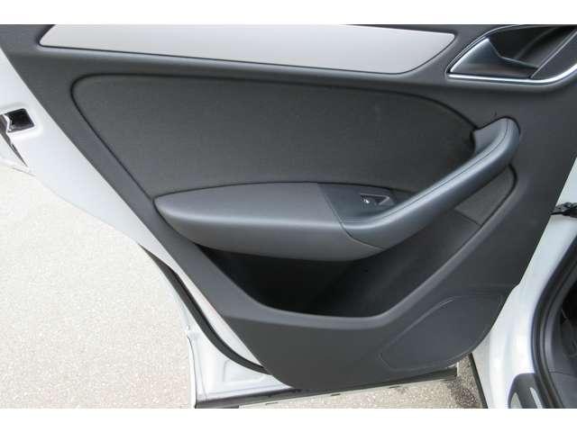 Ｑ３ ２．０ＴＦＳＩクワトロ１７０ＰＳ　４ＷＤ　純正ナビＴＶ　ＥＴＣ　Ｂカメラ　ドラレコ（28枚目）