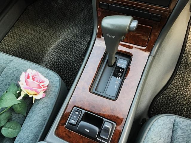 ローレル メダリストＧ　走行２５，４８７キロ　１オーナー　フルオリジナル　雨天未使用　記録簿　ガラスコーティング施工後未使用　ガレージ保管（10枚目）