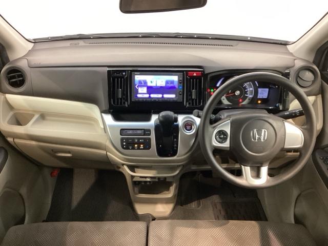 使いやすいレイアウトのダッシュボード周辺です。オートエアコンや小物入れなど嬉しい装備が満載です。