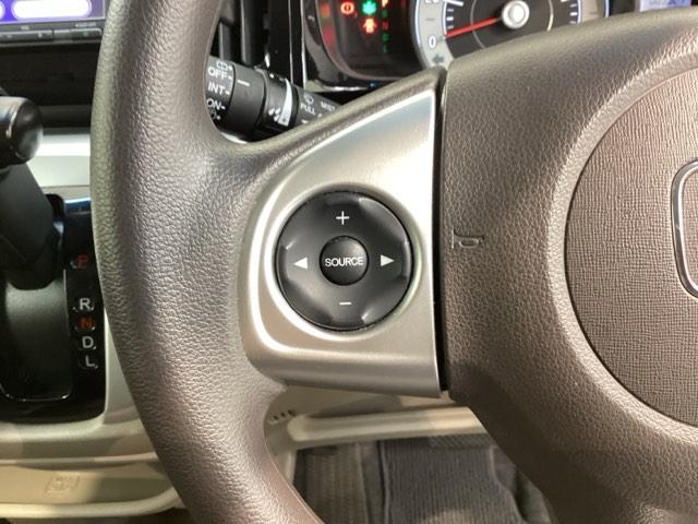 ステアリングにオーディオ操作スイッチが付いています。オーディオ画面に直接タッチしなくても操作が出来ますので、運転に集中できます。