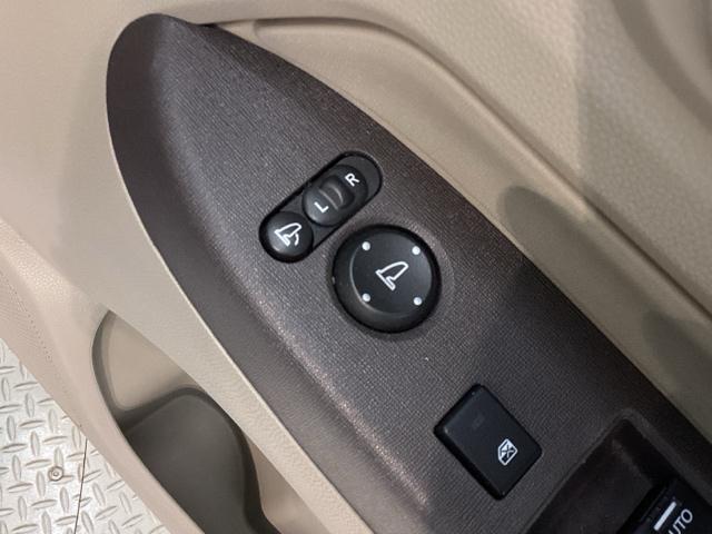 狭い駐車場で便利な電動格納ドアミラーが付いています。