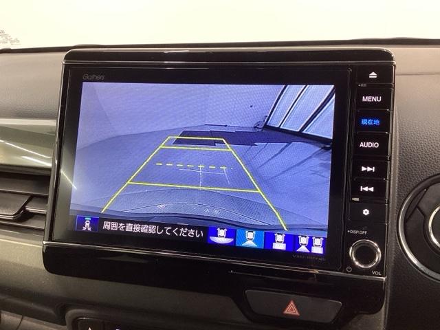 リバースギアに入れるだけで後方の表示へ切り替わります。夜間や雨の日の駐車も楽になりますよ。