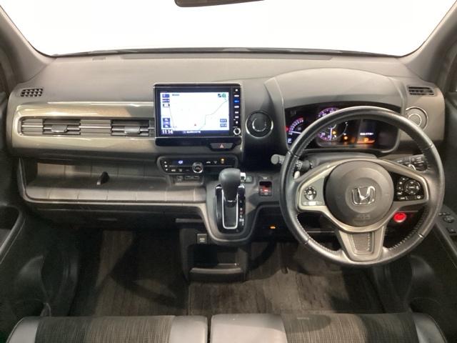 使いやすいレイアウトのダッシュボード周辺です。オートエアコンや小物入れなど嬉しい装備が満載です。