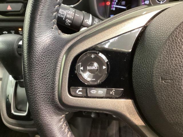 ステアリングにオーディオ操作スイッチが付いています。オーディオ画面に直接タッチしなくても操作が出来ますので、運転に集中できます。