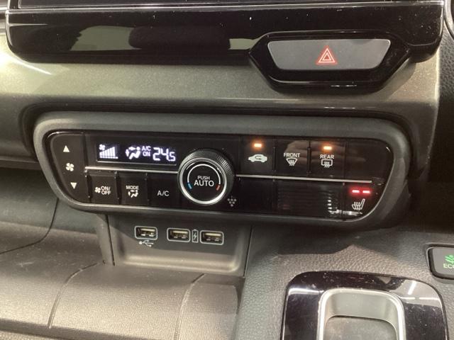 フロント両席にはシートヒーターが付いています！寒い日に便利な装備ですね。