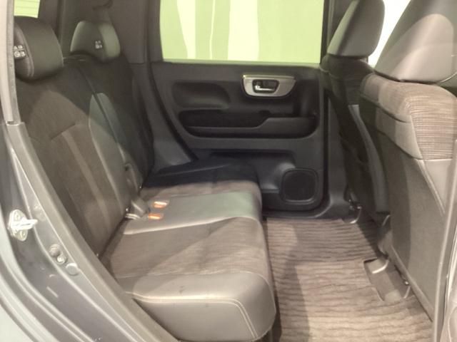 後席も余裕の広さ！ゆったりくつろげます！！