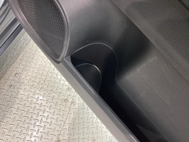 専門業者にて内外装のクリーニングを実施しております！