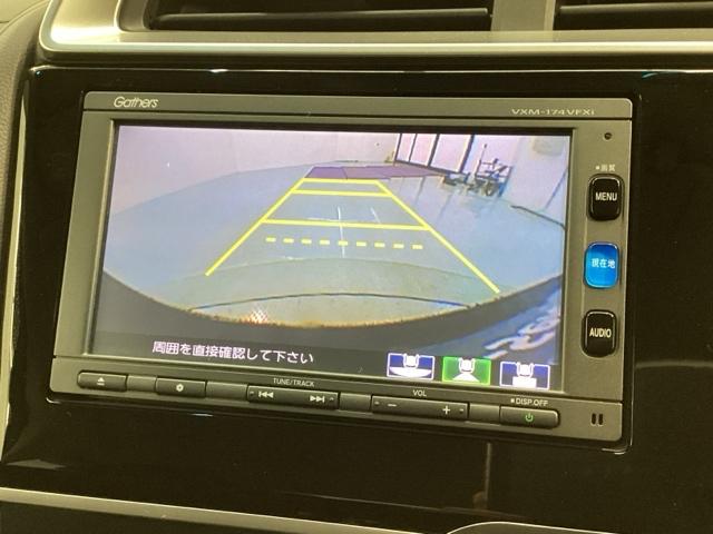 リバースギアに入れるだけで後方の表示へ切り替わります。夜間や雨の日の駐車も楽になりますよ。