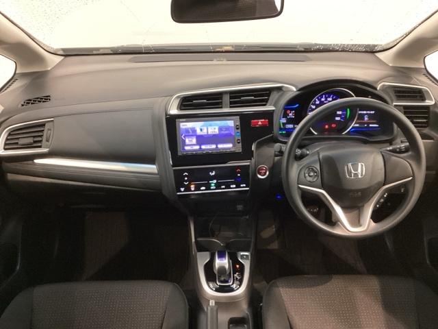 使いやすいレイアウトのダッシュボード周辺です。オートエアコンや小物入れなど嬉しい装備が満載です。