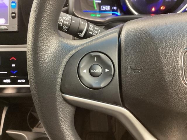 ステアリングにオーディオ操作スイッチが付いています。オーディオ画面に直接タッチしなくても操作が出来ますので、運転に集中できます。
