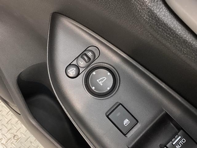 狭い駐車場で便利な電動格納ドアミラーが付いています。