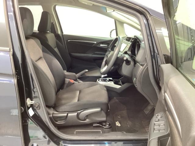 程よい硬さとホールド性が高くロングドライブも疲れにくいシートです。