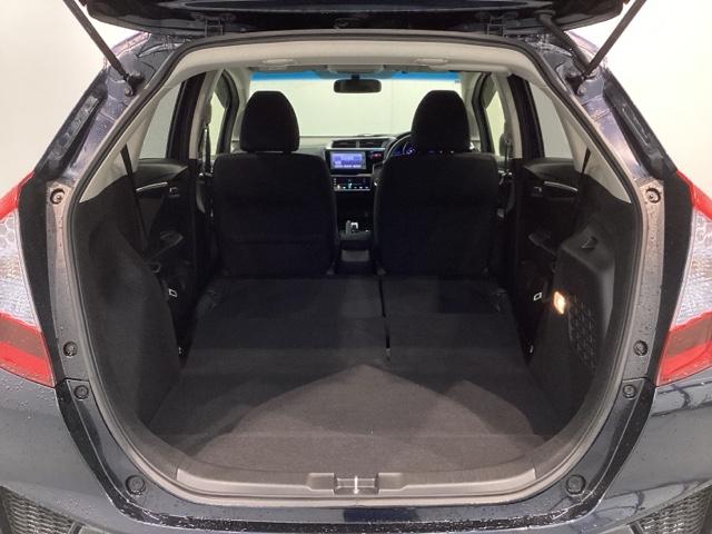 リアシートを倒すと、ラゲッジスペースを広くお使いいただけます！