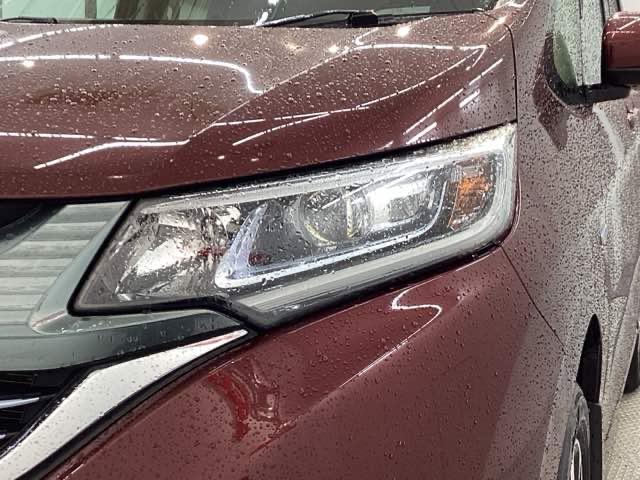 ＬＥＤヘッドライトは、点灯の瞬間から最大光量を発揮し、突然暗くなるトンネルなどでの安定感を高めます。