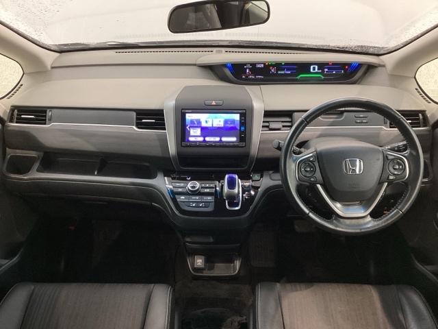 使いやすいレイアウトのダッシュボード周辺です。オートエアコンや小物入れなど嬉しい装備が満載です。