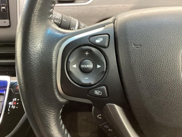 ステアリングにオーディオ操作スイッチが付いています。オーディオ画面に直接タッチしなくても操作が出来ますので、運転に集中できます。