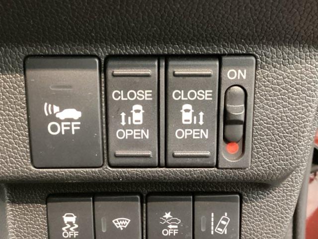 左右両側パワースライドドアが付いています。ワンタッチで簡単にお子様でも、お年寄りの方でも、開閉できますからとても便利です。キーレスや車内スイッチでも自動でドアの開閉ができます。