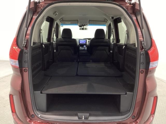 リア席を倒せば広々とした空間の出来上がり！床が低くフラットになり、天井までの高さがありますので積載が便利です。