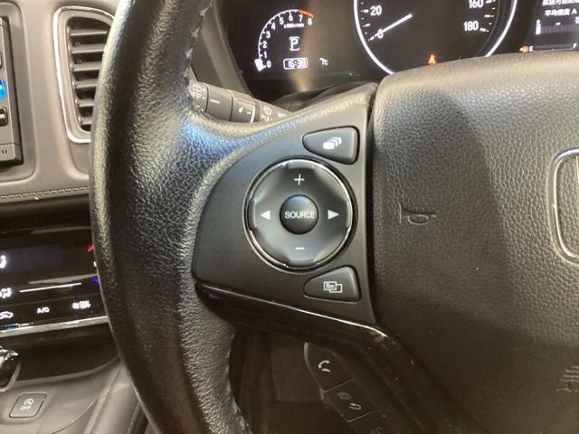 �X�e�A�����O�ɃI�[�f�B�I����X�C�b�`���t���Ă��܂��B�I�[�f�B�I��ʂɒ��ڃ^�b�`���Ȃ��Ă����삪�o���܂��̂ŁA�^�]�ɏW���ł��܂��B