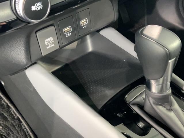 フィット ｅ：ＨＥＶＲＳ　Ｈ　ＳＥＮＳＩＮＧ　最長５年保証　ワンオ－ナ－　純正ナビ　ＴＶ　Ｒカメラ　ＢＴオ－ディオ　ＥＴＣ　ＬＥＤライト　横滑り防止　クルコン　アルミ　スマ－トキ－　盗難防止装置　整備記録簿　ＡＡＣ　スペアキ－（26枚目）