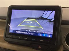 リバースギアに入れるだけで後方の表示へ切り替わります。夜間や雨の日の駐車も楽になりますよ。 7