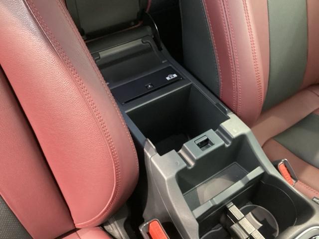 レヴォーグ ＳＴＩスポーツＥＸ　純正ナビ／ＴＶ／Ｒカメラ／ＣＤ／ＤＶＤ／Ｂｌｕｅｔｏｏｔｈ／ＵＳＢ／ＥＴＣ／ドラレコ／パワーシート／４ＷＤ／ターボ／ＬＥＤライト／オートライト／フォグライト／フロアマット／保証書／取説　ＵＳＢポート（26枚目）