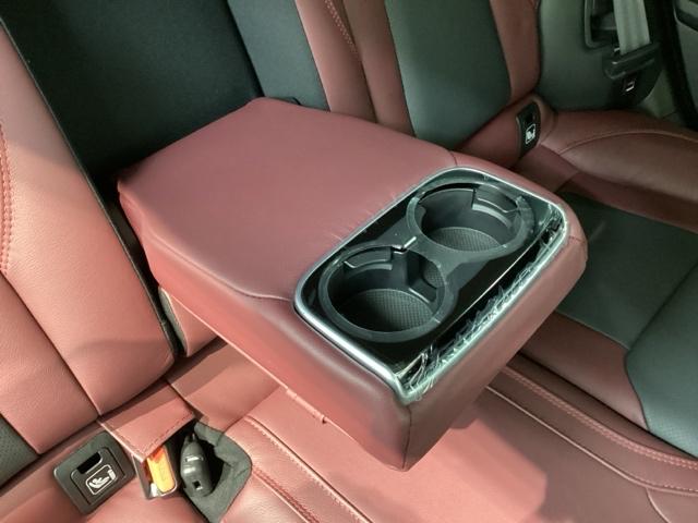レヴォーグ ＳＴＩスポーツＥＸ　純正ナビ／ＴＶ／Ｒカメラ／ＣＤ／ＤＶＤ／Ｂｌｕｅｔｏｏｔｈ／ＵＳＢ／ＥＴＣ／ドラレコ／パワーシート／４ＷＤ／ターボ／ＬＥＤライト／オートライト／フォグライト／フロアマット／保証書／取説　ＵＳＢポート（28枚目）