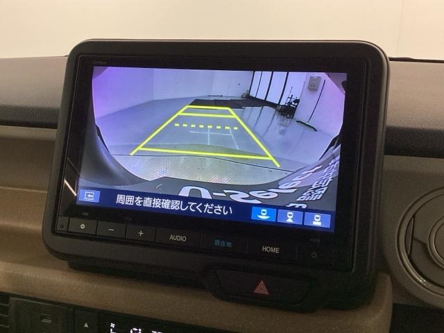 リバースギアに入れるだけで後方の表示へ切り替わります。夜間や雨の日の駐車も楽になりますよ。