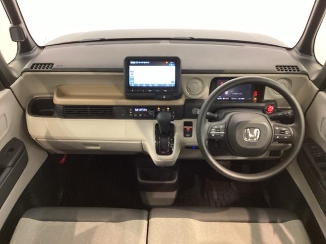 使いやすいレイアウトのダッシュボード周辺です。オートエアコンや小物入れなど嬉しい装備が満載です。