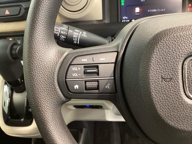 ステアリングにオーディオ操作スイッチが付いています。オーディオ画面に直接タッチしなくても操作が出来ますので、運転に集中できます。